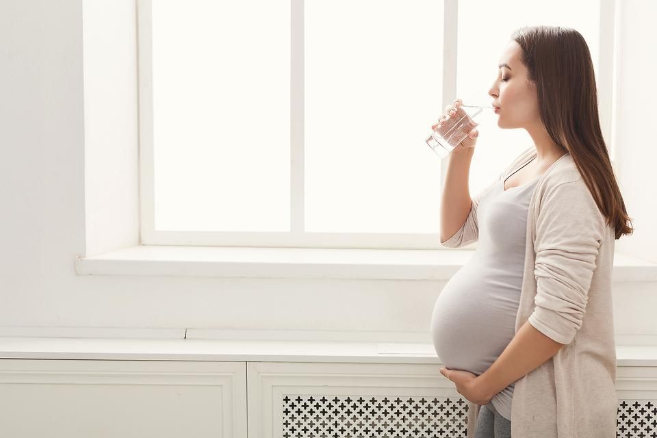 Không chỉ giải khát, nước chanh còn mang lại 6 lợi ích vàng cho mẹ bầu