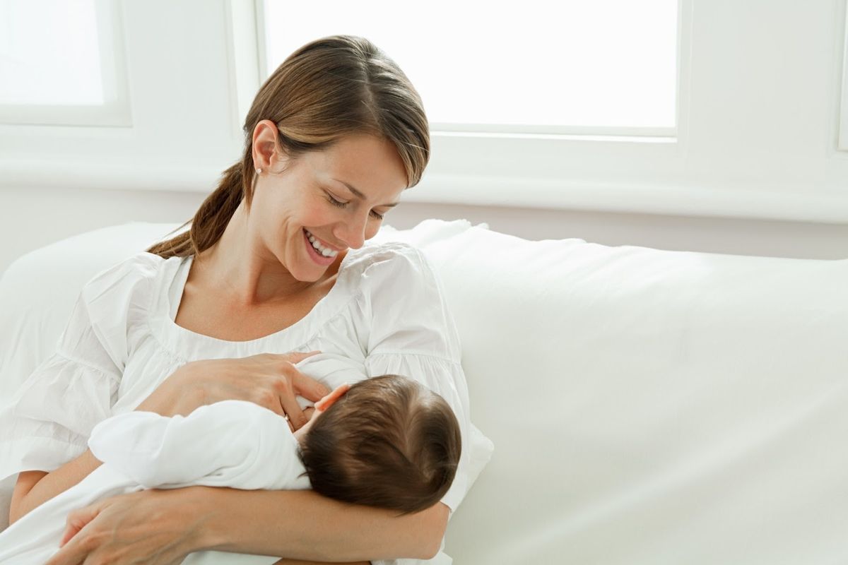 Mẹ ăn gì, con hưởng nấy: Chế độ dinh dưỡng giàu vi chất cho mẹ đang cho con bú