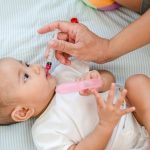 Tránh 6 sai lầm phụ huynh thường mắc khiến sức đề kháng của bé suy giảm