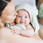 Màu sữa mẹ thay đổi có nguy hiểm không? Dấu hiệu bình thường và bất thường mẹ cần biết