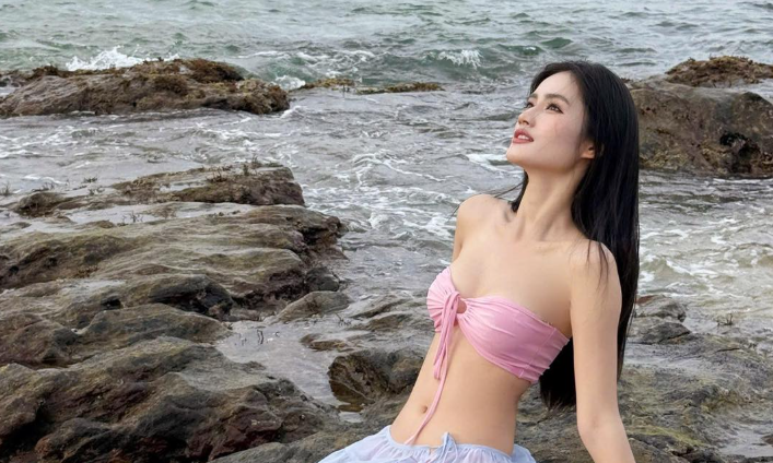 Ý Nhi khoe sắc trong outfit đi biển, chi tiết nhỏ trên cơ thể khiến dân mạng không thể rời mắt