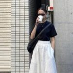 Từ thanh lịch đến cá tính: 10 cách phối đồ với chân váy trắng bạn nên thử ngay