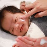 Nguyên nhân khiến da bé sơ sinh bị khô và cách khắc phục hiệu quả