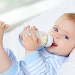 Pha sữa thế nào là chuẩn? Nhiệt độ vừa phải để lưu giữ dưỡng chất và bảo vệ hệ tiêu hóa cho trẻ sơ sinh