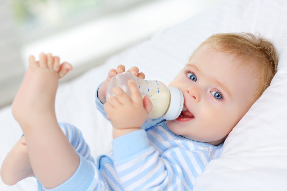 Pha sữa thế nào là chuẩn? Nhiệt độ vừa phải để lưu giữ dưỡng chất và bảo vệ hệ tiêu hóa cho trẻ sơ sinh