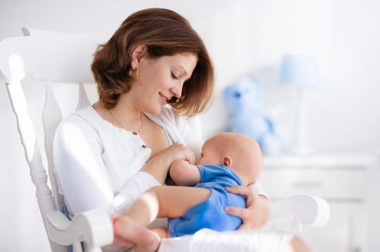 Ăn bao nhiêu bữa là đủ cho phụ nữ sau sinh cho con bú?