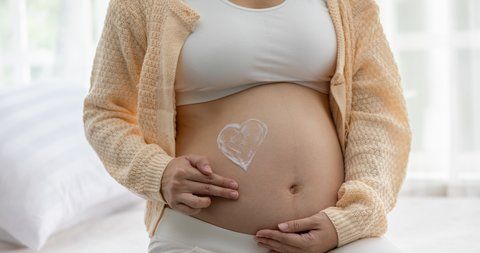 Giải mã bảng thành phần kem trị rạn: Mẹ bầu nên biết để bảo vệ thai nhi