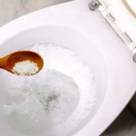 Rắc muối vào bồn cầu mỗi tuần: Mẹo nhỏ, lợi ích bất ngờ cho nhà sạch và không khí dễ chịu