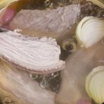 Có nên chần thịt trước khi luộc? Giải thích hiện tượng bọt váng và mẹo luộc thịt sạch, ngon