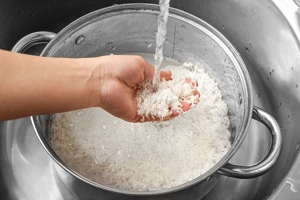 Ủ nước vo gạo lên men đúng cách – Da bật tông, tóc óng ả