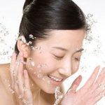 Rửa mặt với nước đá có thực sự tốt cho mọi loại da?