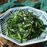 Bí quyết xào rau chuẩn vị: cho tỏi trước hay sau mới đúng?