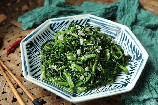 Bí quyết xào rau chuẩn vị: cho tỏi trước hay sau mới đúng?