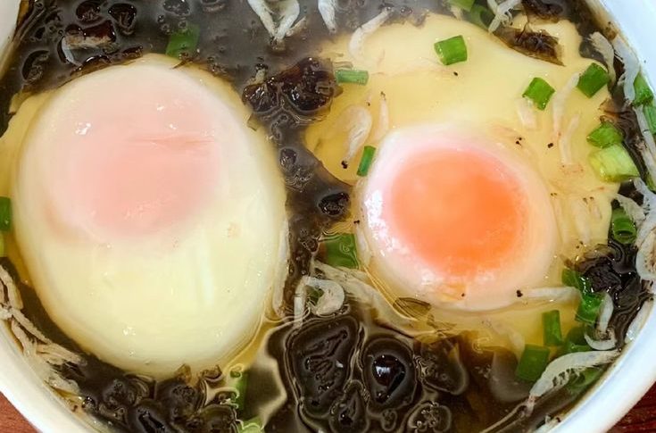 Đừng thả trứng vào nước đang sôi: 3 bước để có món trứng chần tròn đẹp, không bở