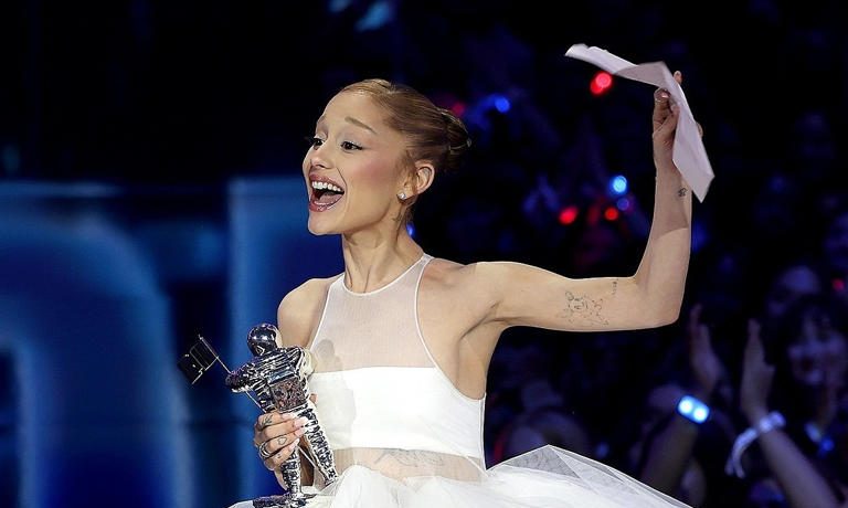 Ariana Grande “tỏa sáng” tại VMAs 2025 với giải Video của năm – Đỉnh cao của sự trở lại