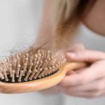 Rụng tóc khi tắm gội: Dấu hiệu tự nhiên hay cảnh báo sức khỏe?