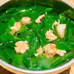 Mẹo nấu ăn: Vò rau ngót giúp canh ngọt, bớt hăng và giữ màu xanh