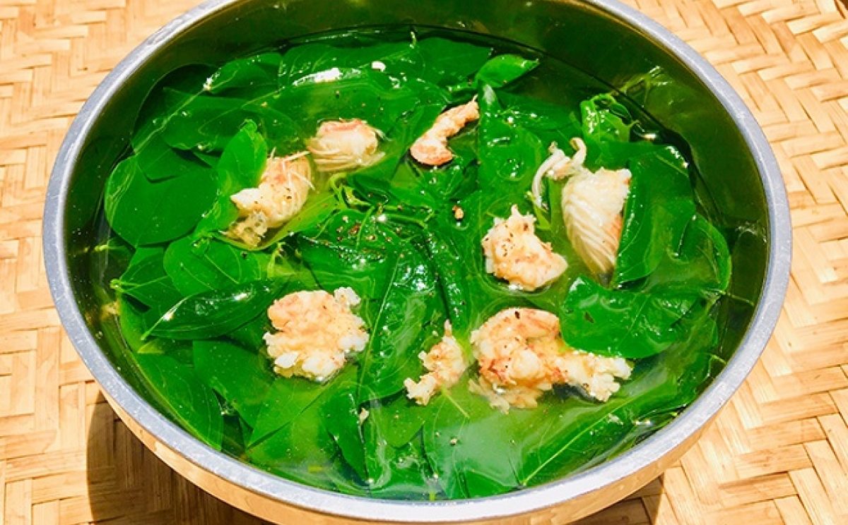 Mẹo nấu ăn: Vò rau ngót giúp canh ngọt, bớt hăng và giữ màu xanh