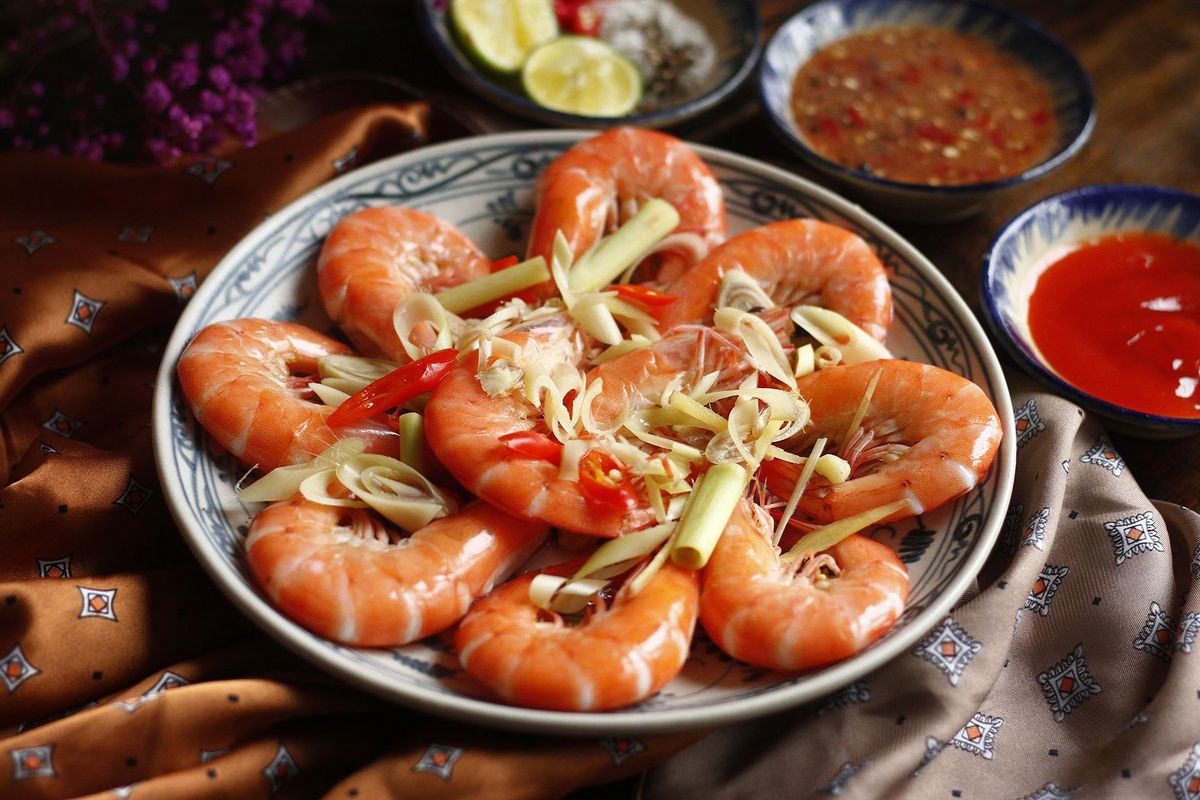 Mẹo nhỏ giúp tôm hấp đỏ tươi, ngọt thịt mà không bị tanh