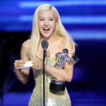Rosé (Blackpink) khoe thần thái cuốn hút với váy cắt xẻ táo bạo