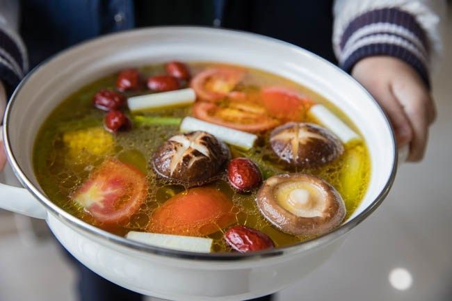 Bí quyết nấu nước lẩu ngọt tự nhiên mà không cần hầm xương