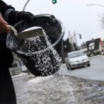 Sau mưa bão, đừng quên rắc muối quanh nhà – thói quen nhỏ giúp bảo vệ sức khỏe và phong thủy