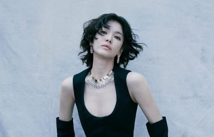 Song Hye Kyo lột xác với phong cách nổi loạn, quyến rũ trong bộ ảnh mới của Vogue Korea