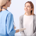 Thức khuya, ăn kiêng quá mức có thể khiến kinh nguyệt ít dần