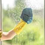 Mẹo đơn giản giúp cửa kính luôn khô ráo, không đọng hơi nước trong mùa nồm