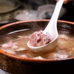 Hầm xương bao lâu là ngon? Sai lầm nhiều người mắc khiến nước dùng đục và đắng