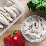 Bí quyết luộc ức gà chuẩn ngon: mềm mọng nước, ăn healthy vẫn mê