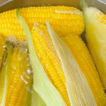 Thêm muối khi luộc ngô – mẹo nhỏ tạo nên bắp ngô dẻo ngọt hoàn hảo