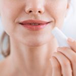 Giải cứu đôi môi bong tróc: Thói quen nhỏ tạo khác biệt lớn