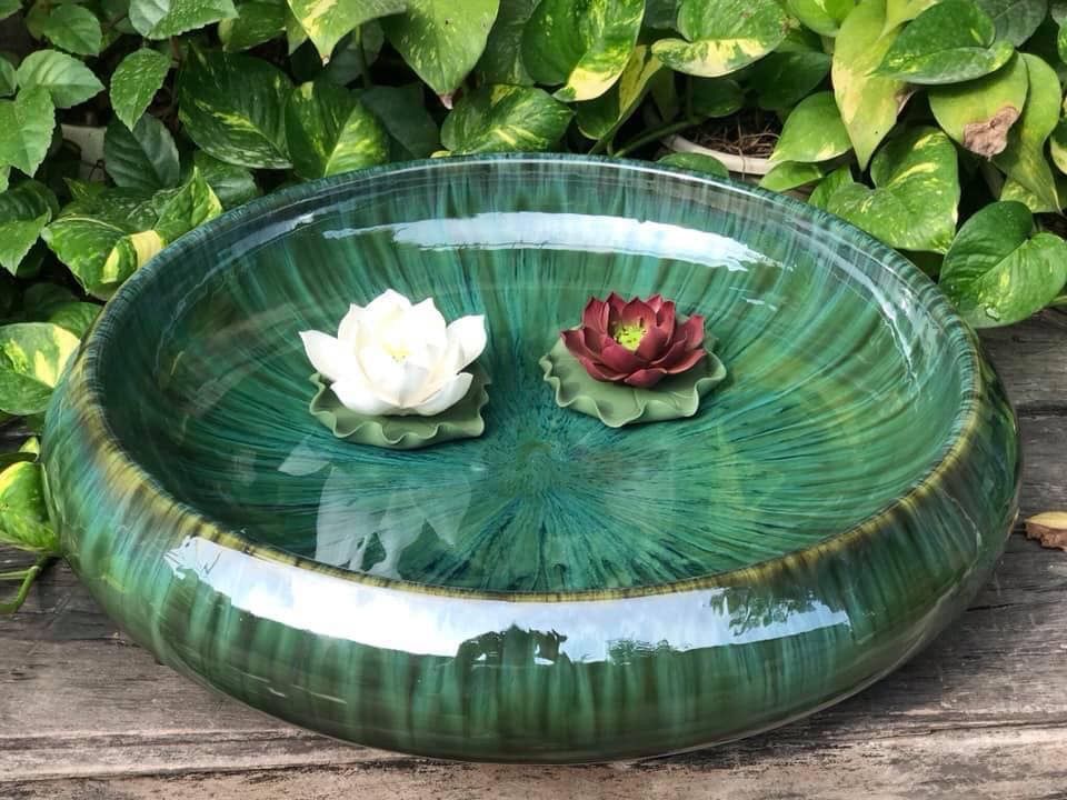 Bát nước thả hoa trên bàn thờ Thần Tài: đặt sai dễ hao tài cuối năm