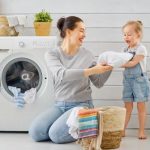 3 sai lầm khi giặt đồ khiến máy giặt giảm tuổi thọ và quần áo hư nhanh hơn