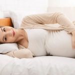 Ngủ thế nào tốt cho mẹ bầu và em bé trong bụng?