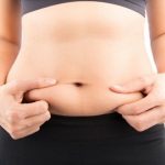 Bà nội trợ bận rộn nên thử đi bộ tại chỗ để duy trì vóc dáng