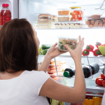 Thức ăn nấu xong nên cất tủ lạnh ngay hay chờ nguội?