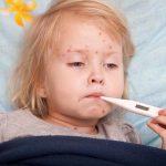 Trời nồm ẩm: Cảnh giác bệnh hô hấp, sởi và thủy đậu ở trẻ nhỏ