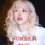 Không cần cầu kỳ, Rosé (BLACKPINK) vẫn nổi bật với quần jeans