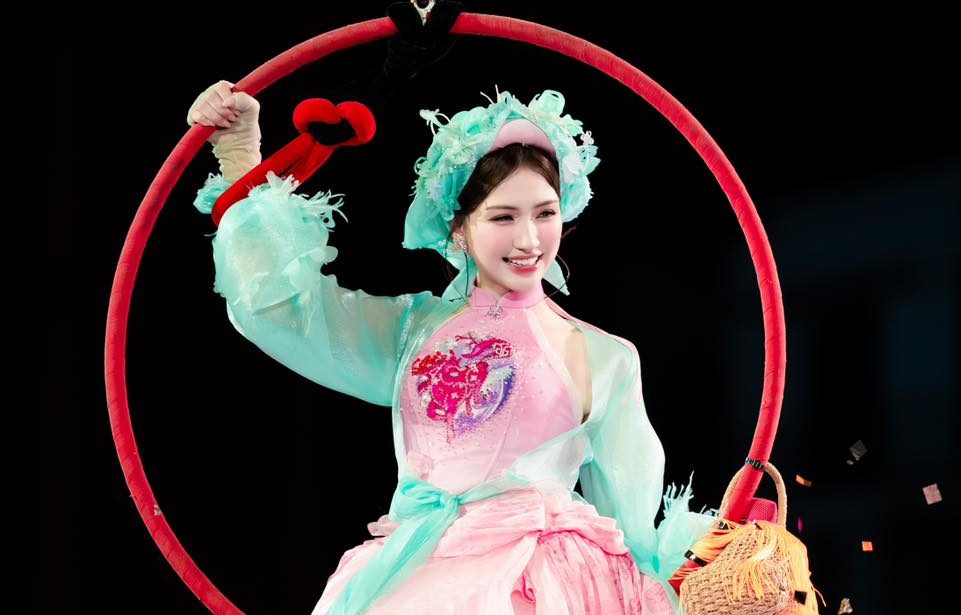 Hòa Minzy nghẹn ngào nhìn lại hành trình hơn 10 năm ca hát trong concert “Bắc Bling”