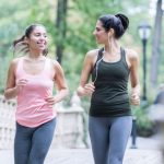 Vì sao nên đi bộ vài phút sau bữa ăn thay vì ngồi yên?