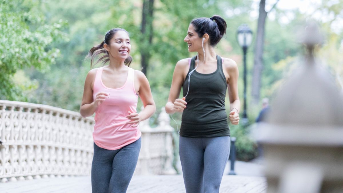 Vì sao nên đi bộ vài phút sau bữa ăn thay vì ngồi yên?