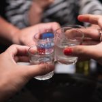 Uống nước xen kẽ khi uống rượu có giúp “giải rượu” nhanh?