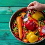 Tưởng sạch hơn, hóa ra phản tác dụng: Sai lầm phổ biến khi ngâm rau nước muối