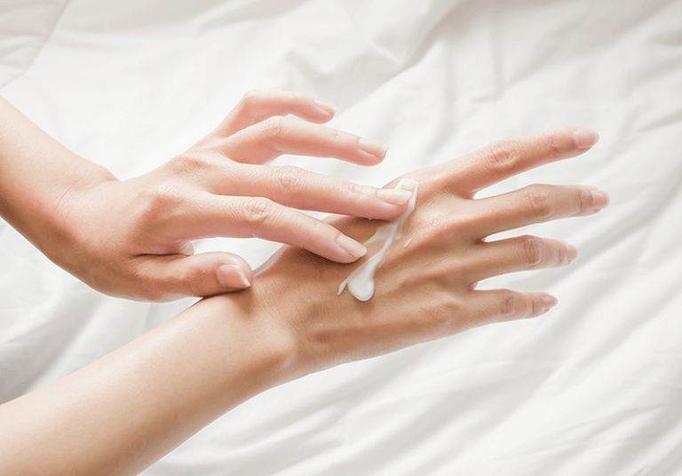Bí quyết giữ da tay mềm mại, hạn chế nếp nhăn theo thời gian