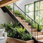 Biến cầu thang thành góc xanh trong nhà với những cách trang trí này