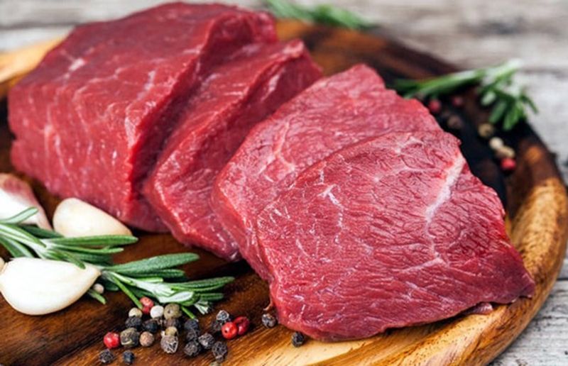Tại sao đầu bếp khuyên không nên dùng muối khi ướp thịt bò?