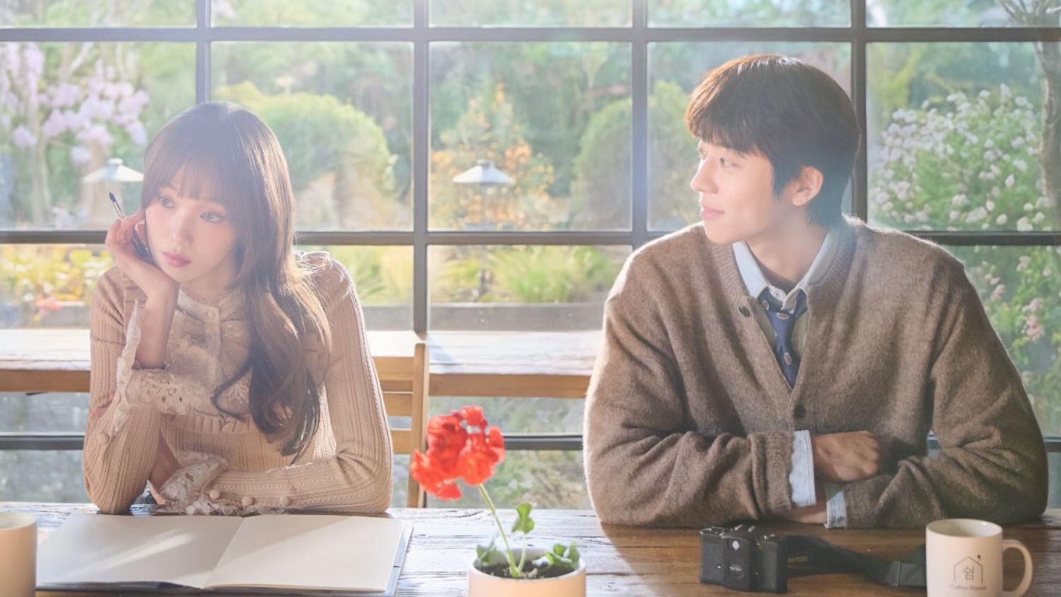 Gu thời trang văn phòng của Lee Sung Kyung trong “Mùa Em Rực Rỡ” gây sốt