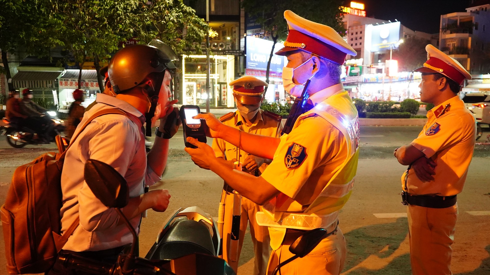 Đã uống rượu bia: Bao lâu mới “sạch” nồng độ cồn để không vi phạm?